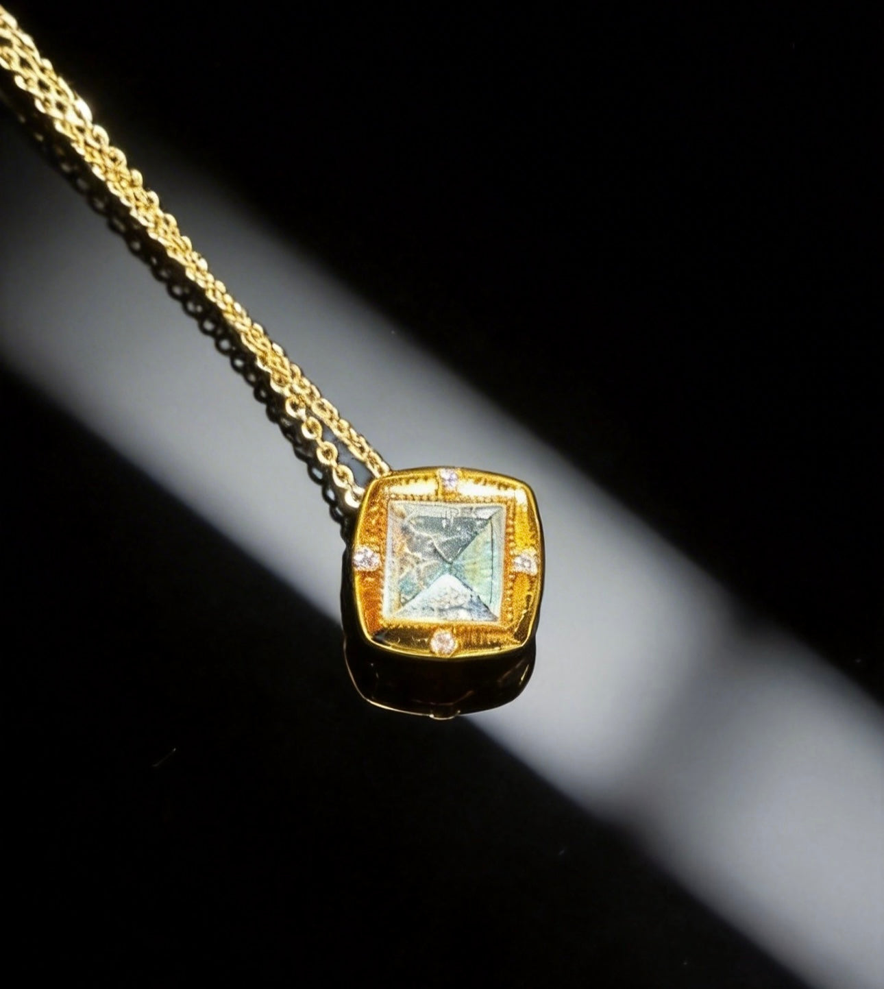 Square Cut Aquamarine Gold Border Necklace
 | 方形切割海藍寶金邊項鍊