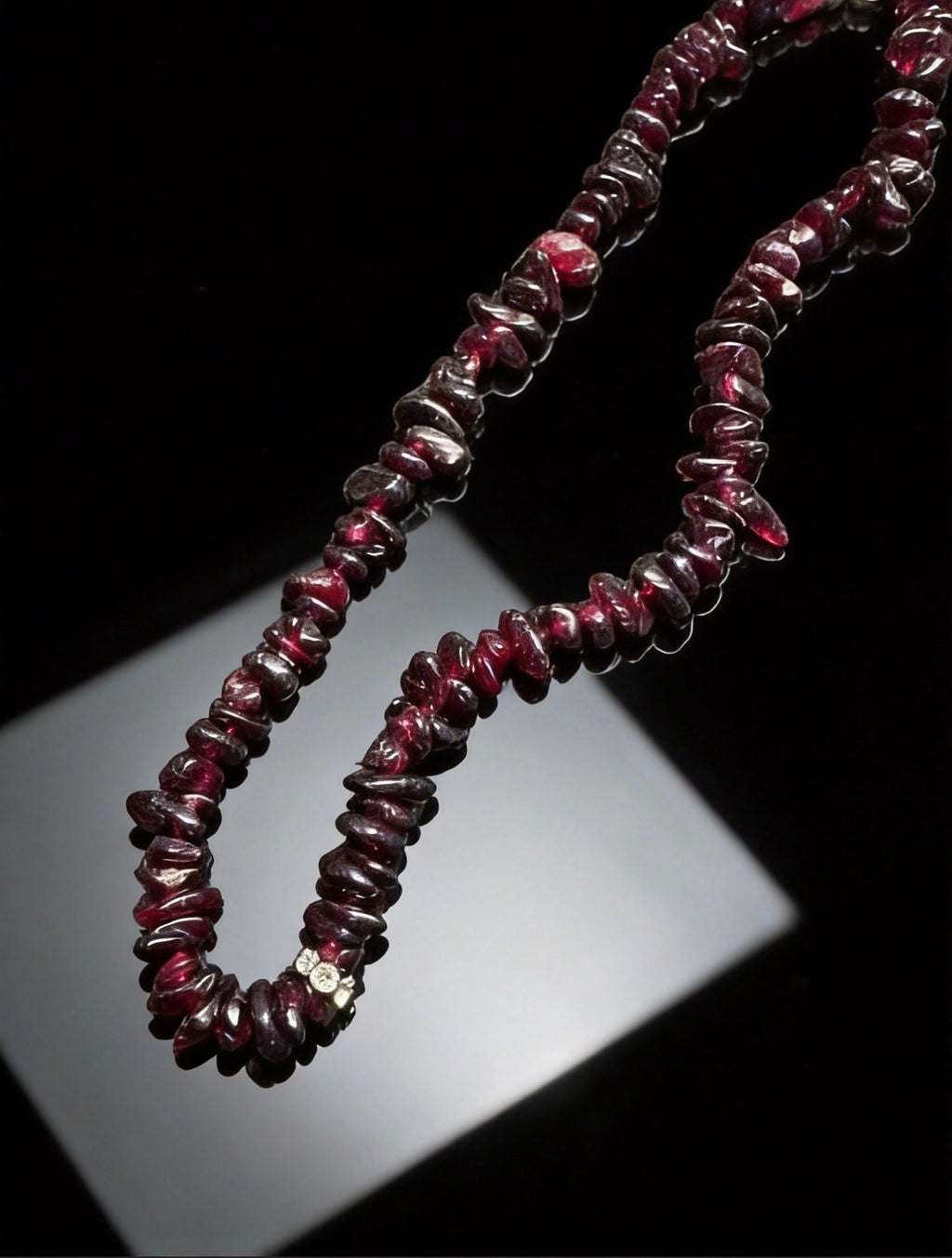 Raw Crushed Garnet Designer Necklace – Natural Stone Choker with Irregular Raw Gems
 | 石榴石碎石設計款頸鏈｜天然女人石・原始美學・不規則碎石鎖骨鏈