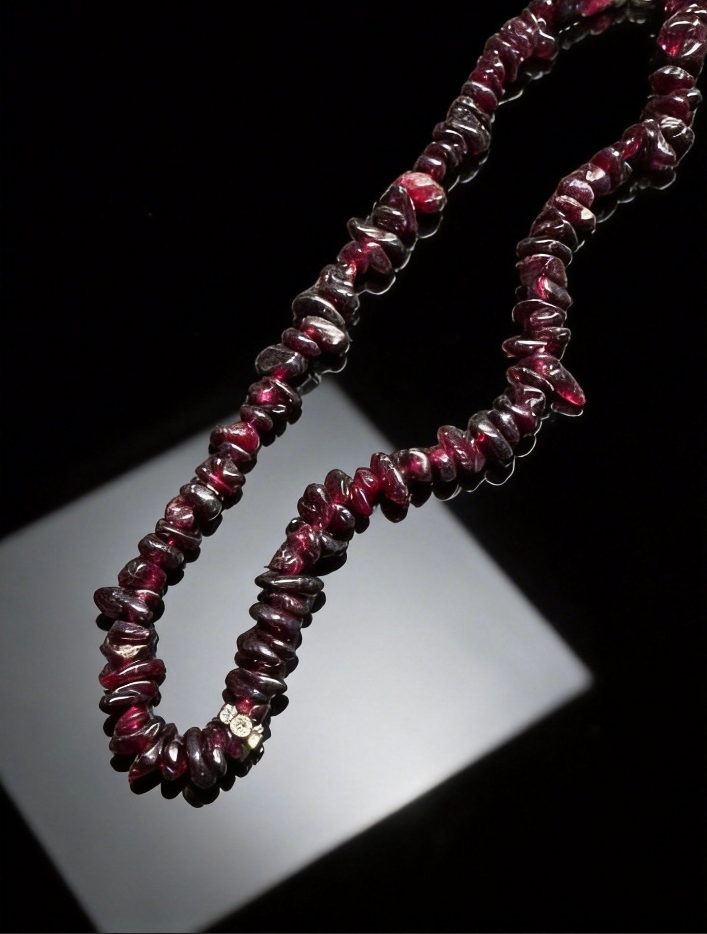 Raw Crushed Garnet Designer Necklace – Natural Stone Choker with Irregular Raw Gems
 | 石榴石碎石設計款頸鏈｜天然女人石・原始美學・不規則碎石鎖骨鏈