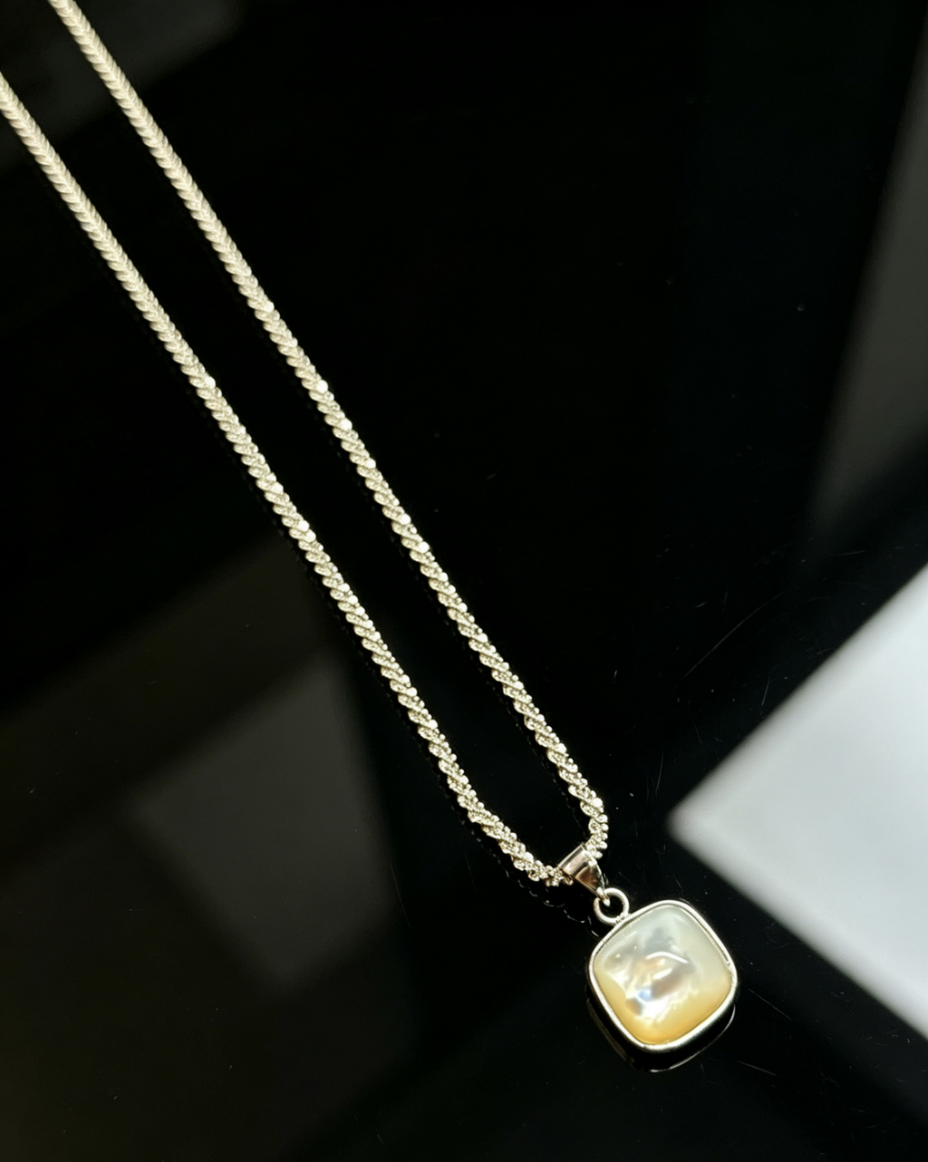 White Mother of Pearl Square Necklace｜白貝母方形項鍊