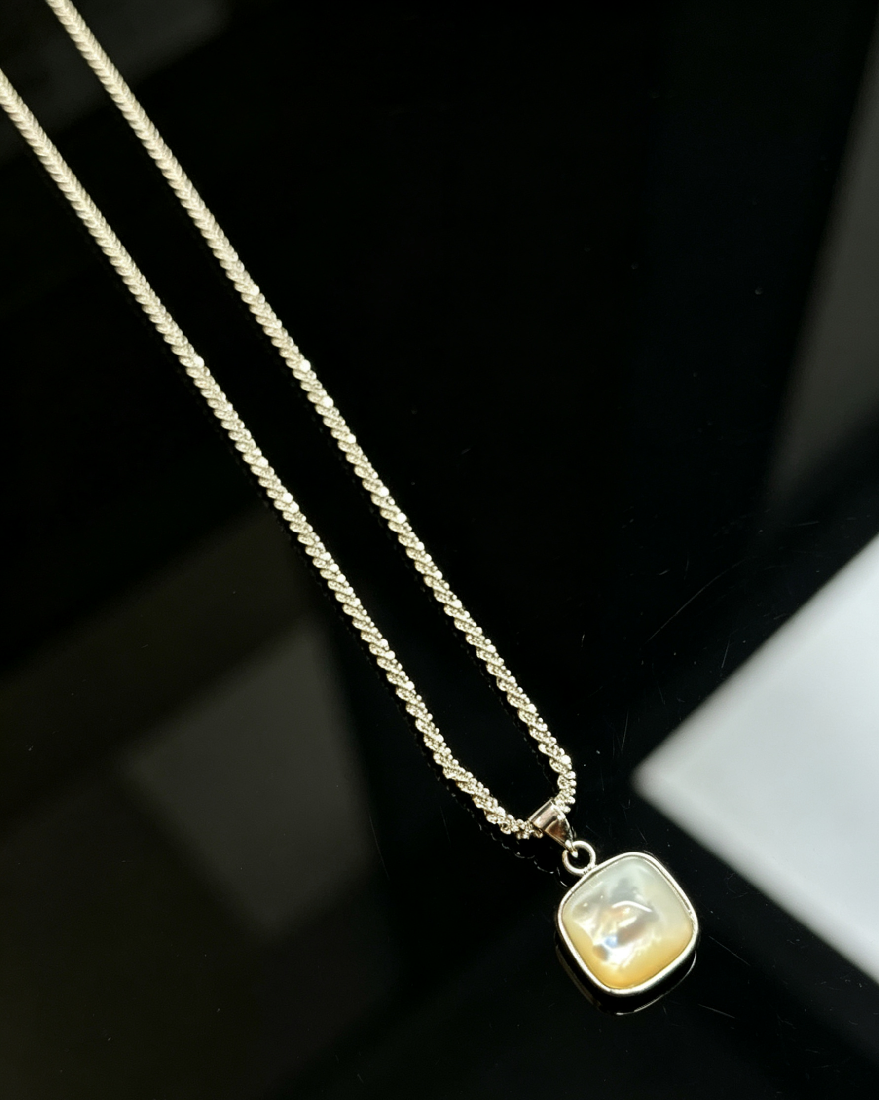 White Mother of Pearl Square Necklace｜白貝母方形項鍊