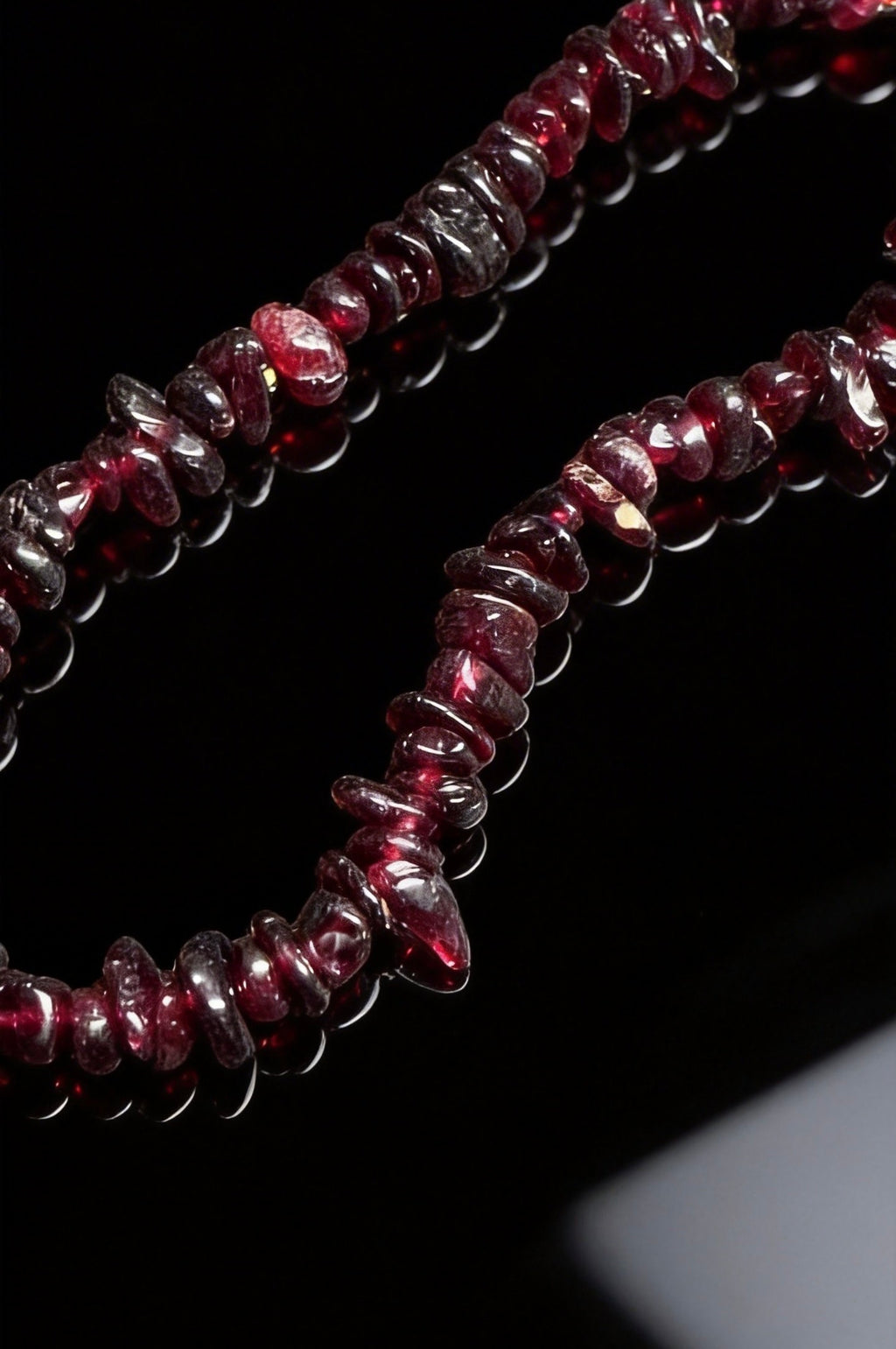 Raw Crushed Garnet Designer Necklace – Natural Stone Choker with Irregular Raw Gems
 | 石榴石碎石設計款頸鏈｜天然女人石・原始美學・不規則碎石鎖骨鏈