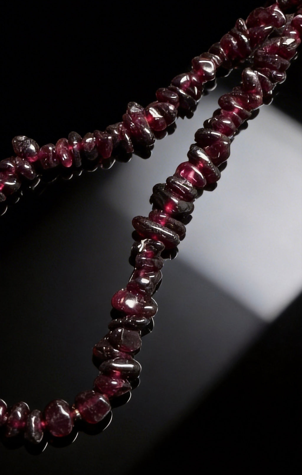 Natural Mother of Pearl and Garnet Necklace | Healing Crystal Jewelry for Women | Protection & Vitality | Mother's Day Birthday Gift for Her｜白貝母石榴石頸鏈｜天然守護石x女人石 雙重能量｜母親節生日禮物 7-14mm 42cm