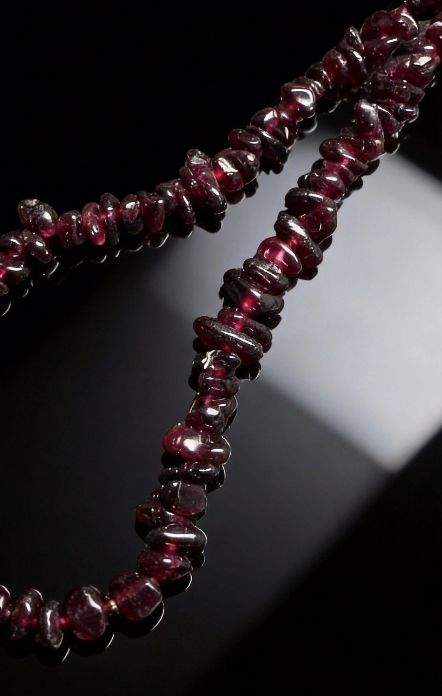 Natural Mother of Pearl and Garnet Necklace | Healing Crystal Jewelry for Women | Protection & Vitality | Mother's Day Birthday Gift for Her｜白貝母石榴石頸鏈｜天然守護石x女人石 雙重能量｜母親節生日禮物 7-14mm 42cm