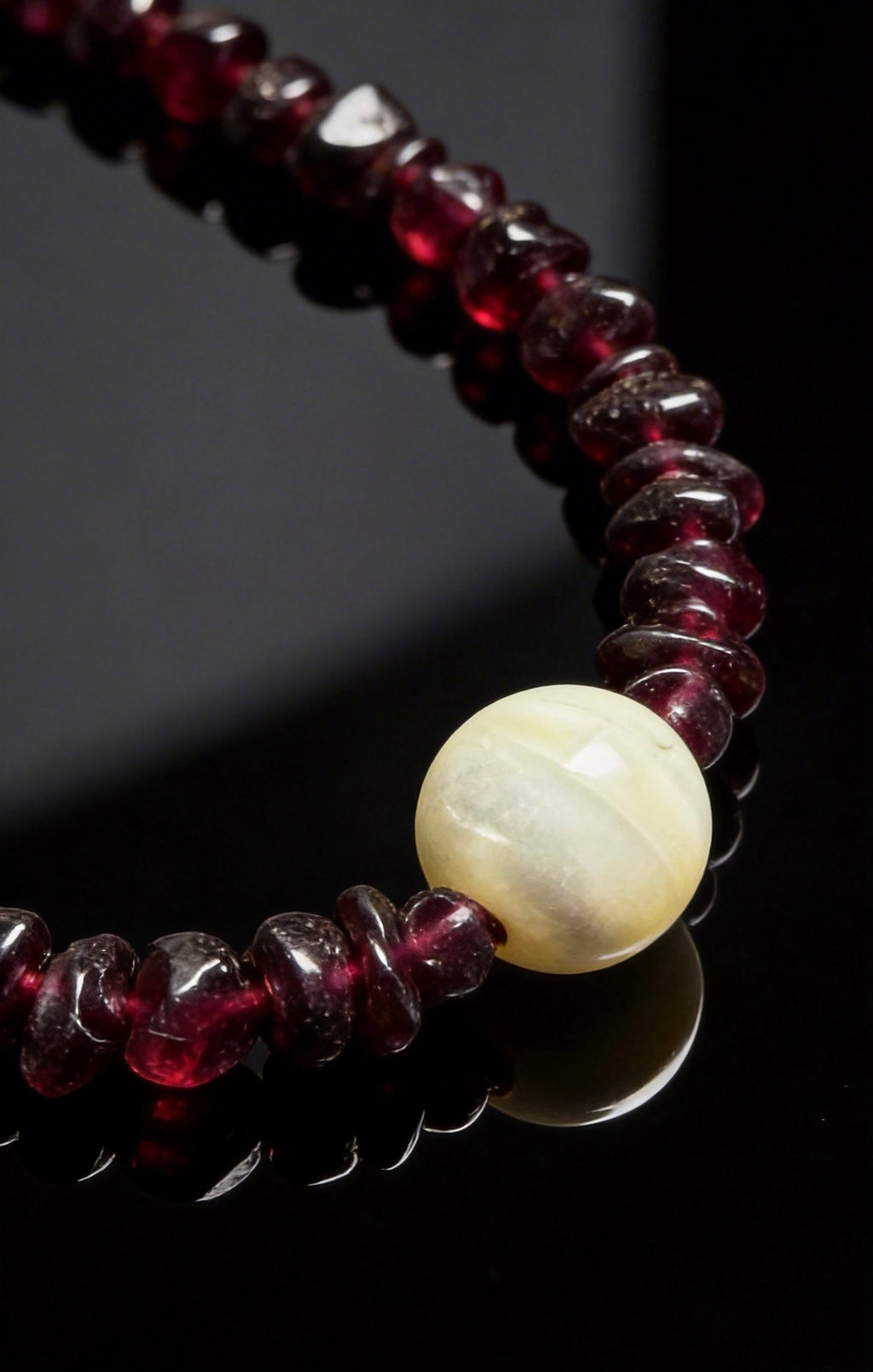 Natural Mother of Pearl and Garnet Necklace | Healing Crystal Jewelry for Women | Protection & Vitality | Mother's Day Birthday Gift for Her｜白貝母石榴石頸鏈｜天然守護石x女人石 雙重能量｜母親節生日禮物 7-14mm 42cm