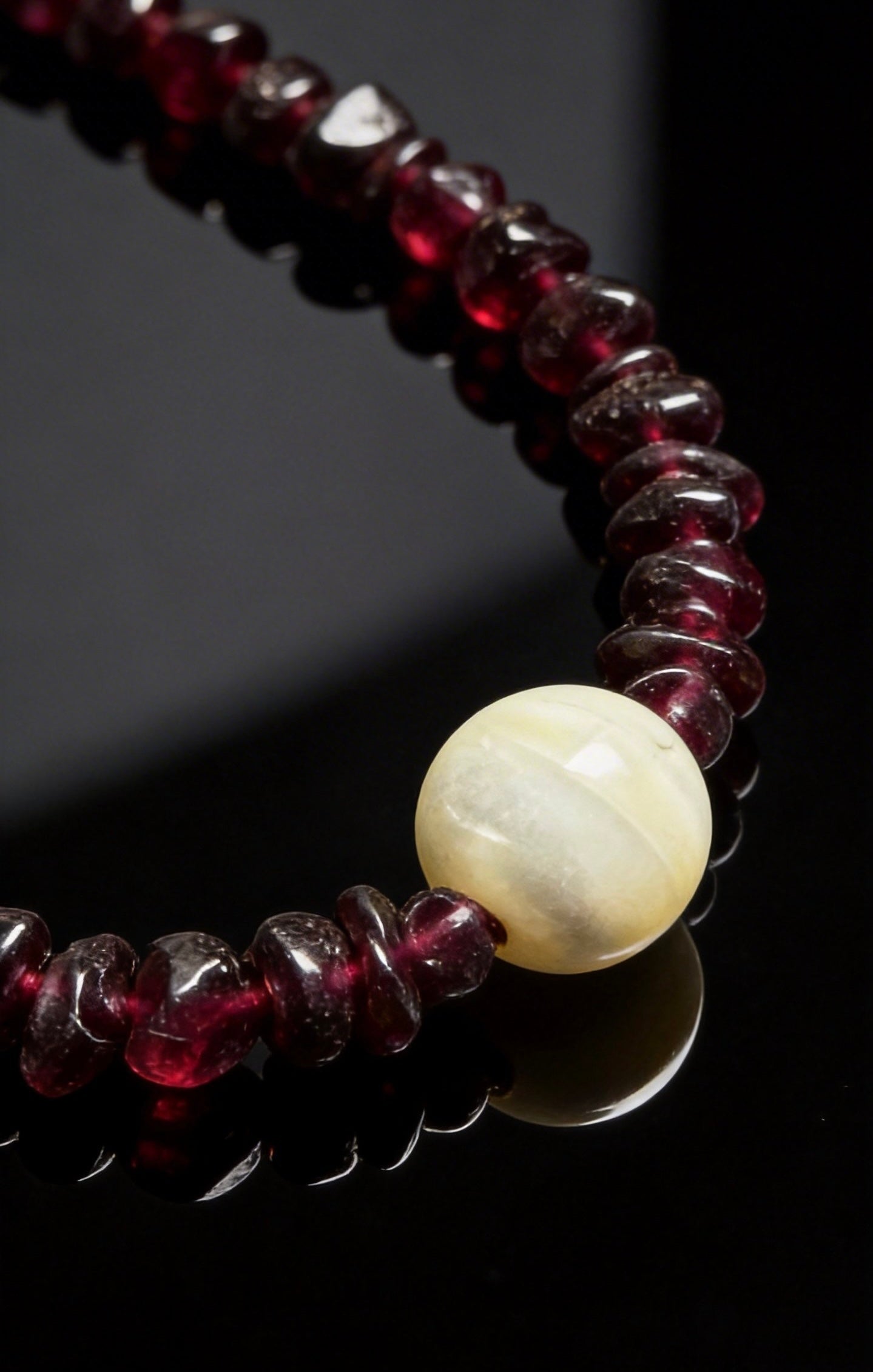 Natural Mother of Pearl and Garnet Necklace | Healing Crystal Jewelry for Women | Protection & Vitality | Mother's Day Birthday Gift for Her｜白貝母石榴石頸鏈｜天然守護石x女人石 雙重能量｜母親節生日禮物 7-14mm 42cm