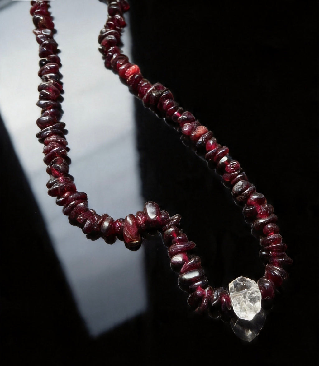Natural Garnet and Herkimer Diamond Necklace | Women's Stone & Purification Crystal | Healing Crystal Jewelry for Vitality & Chakra Balance | Mother's Day Birthday Gift for Her ｜石榴石閃靈頸鏈｜女人石x淨化之石 雙重能量｜旺氣血・平衡七輪｜母親節生日禮物｜7-13mm 40cm