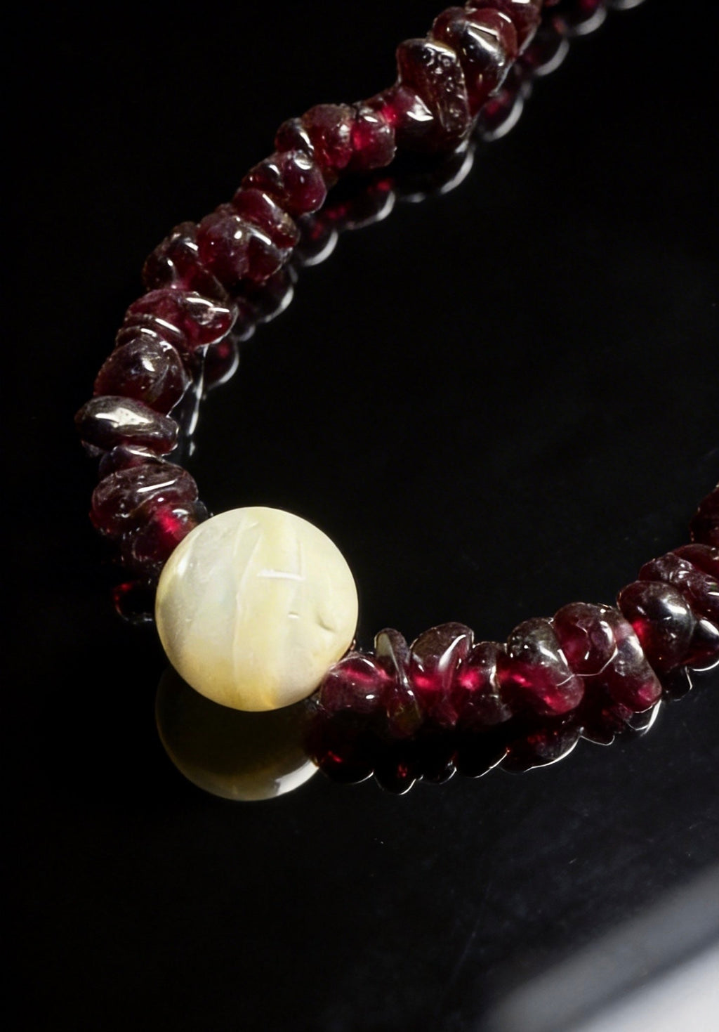 Natural Mother of Pearl and Garnet Necklace | Healing Crystal Jewelry for Women | Protection & Vitality | Mother's Day Birthday Gift for Her｜白貝母石榴石頸鏈｜天然守護石x女人石 雙重能量｜母親節生日禮物 7-14mm 42cm