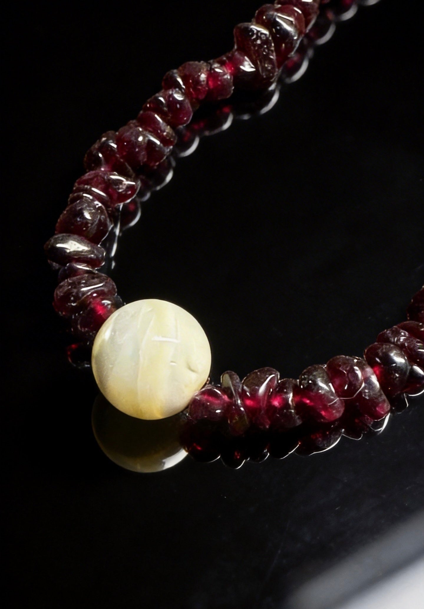 Natural Mother of Pearl and Garnet Necklace | Healing Crystal Jewelry for Women | Protection & Vitality | Mother's Day Birthday Gift for Her｜白貝母石榴石頸鏈｜天然守護石x女人石 雙重能量｜母親節生日禮物 7-14mm 42cm