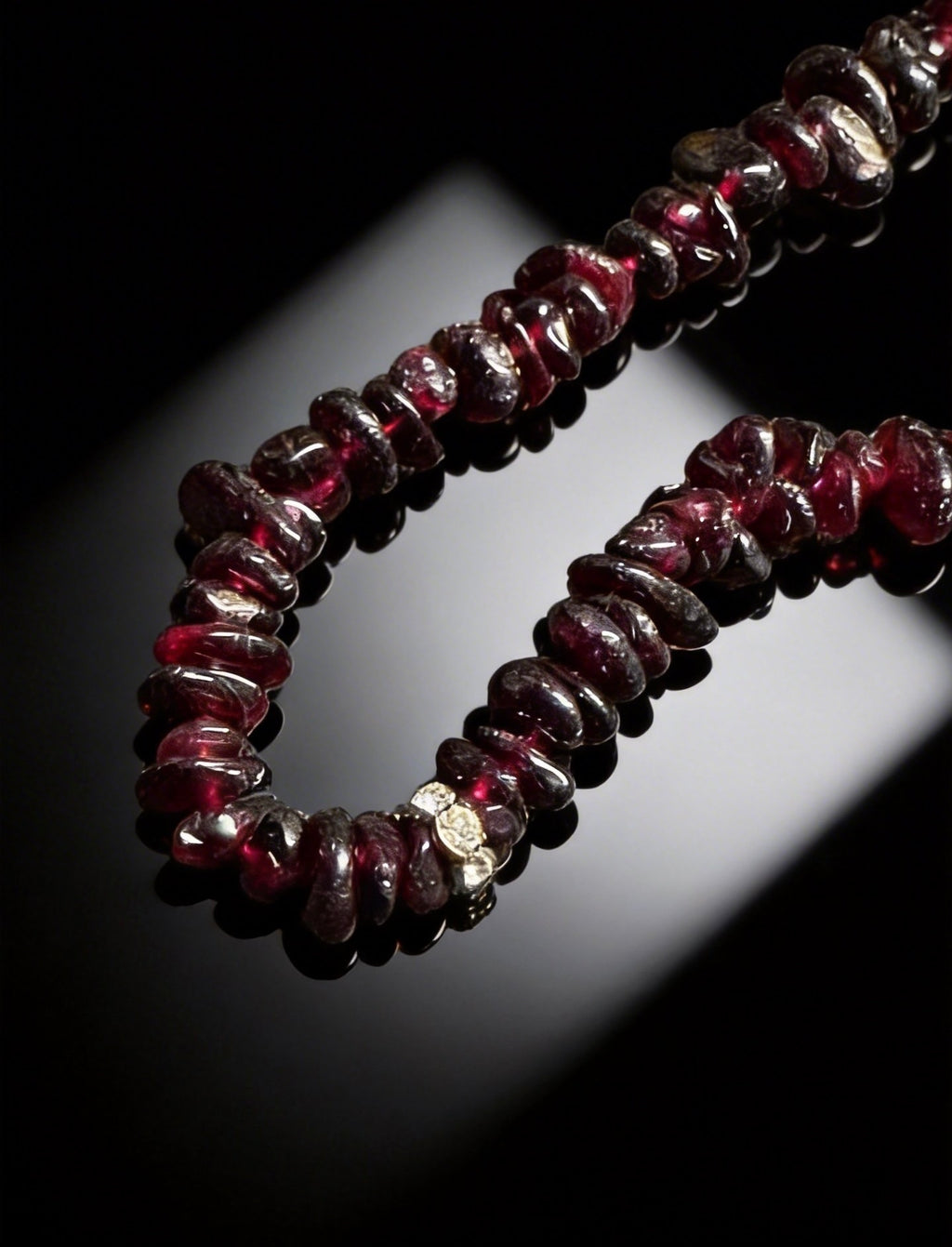 Raw Crushed Garnet Designer Necklace – Natural Stone Choker with Irregular Raw Gems
 | 石榴石碎石設計款頸鏈｜天然女人石・原始美學・不規則碎石鎖骨鏈