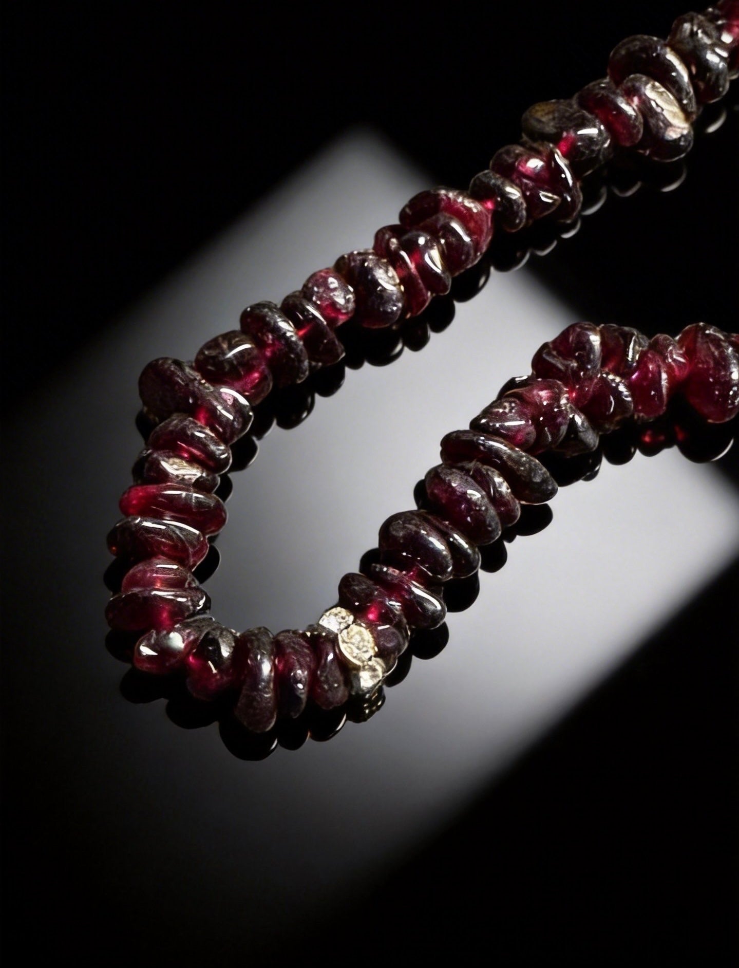 Raw Crushed Garnet Designer Necklace – Natural Stone Choker with Irregular Raw Gems
 | 石榴石碎石設計款頸鏈｜天然女人石・原始美學・不規則碎石鎖骨鏈