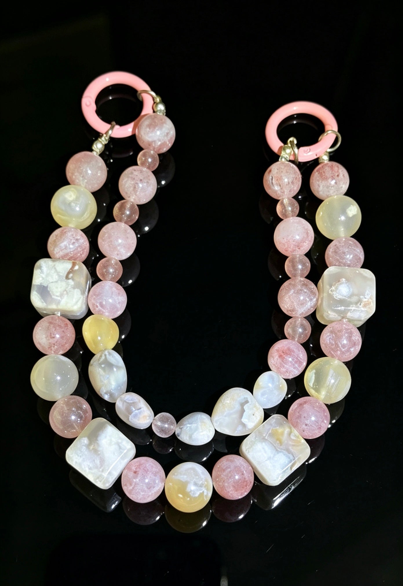 Oversized Strawberry Quartz & Agate Beaded Phone Lanyard | Handmade Wrist Strap Anti-drop Chain｜大顆粒草莓晶與瑪瑙手機掛繩｜手工串珠短掛繩 手腕防摔鏈